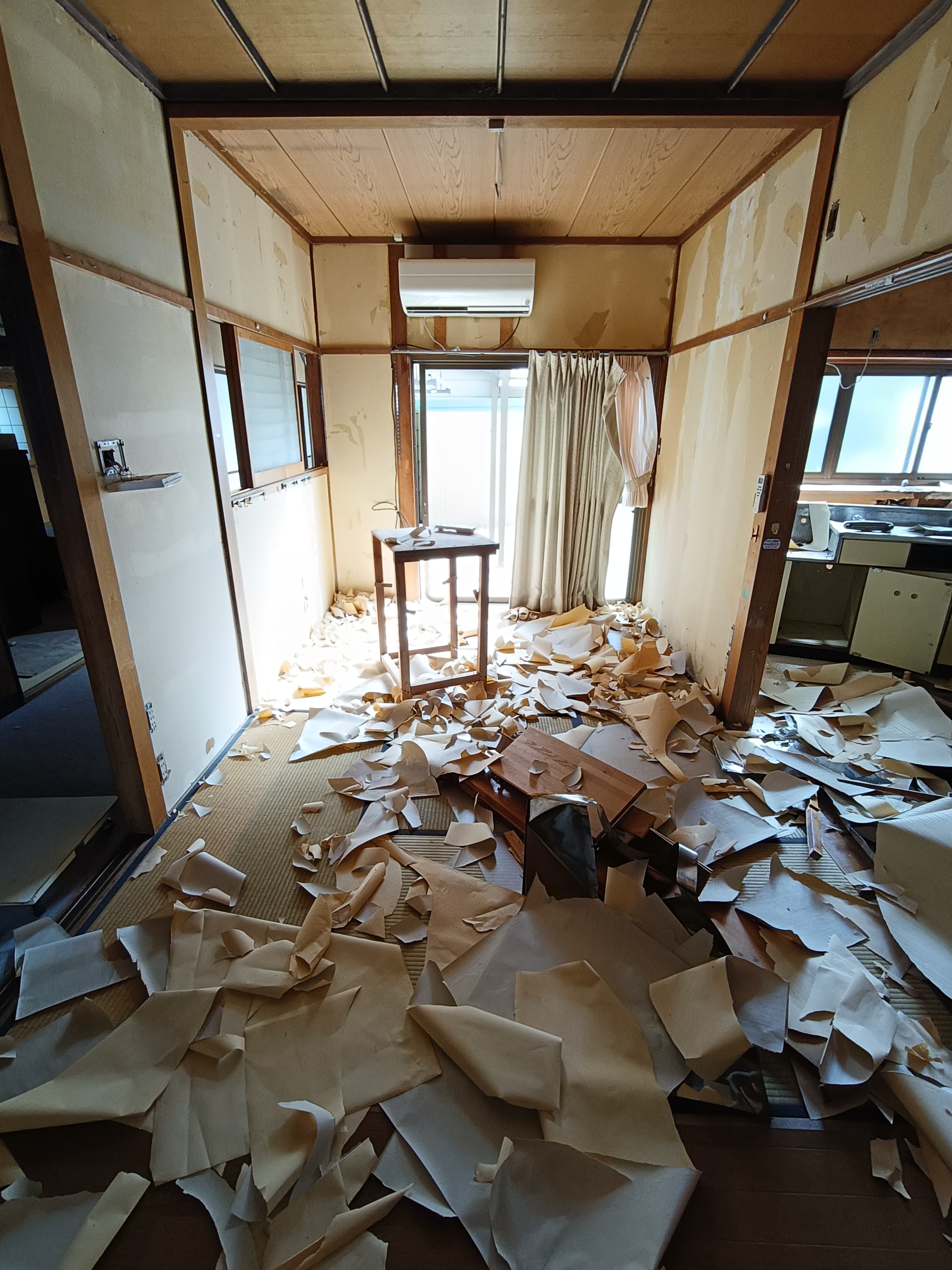 散乱する壁紙