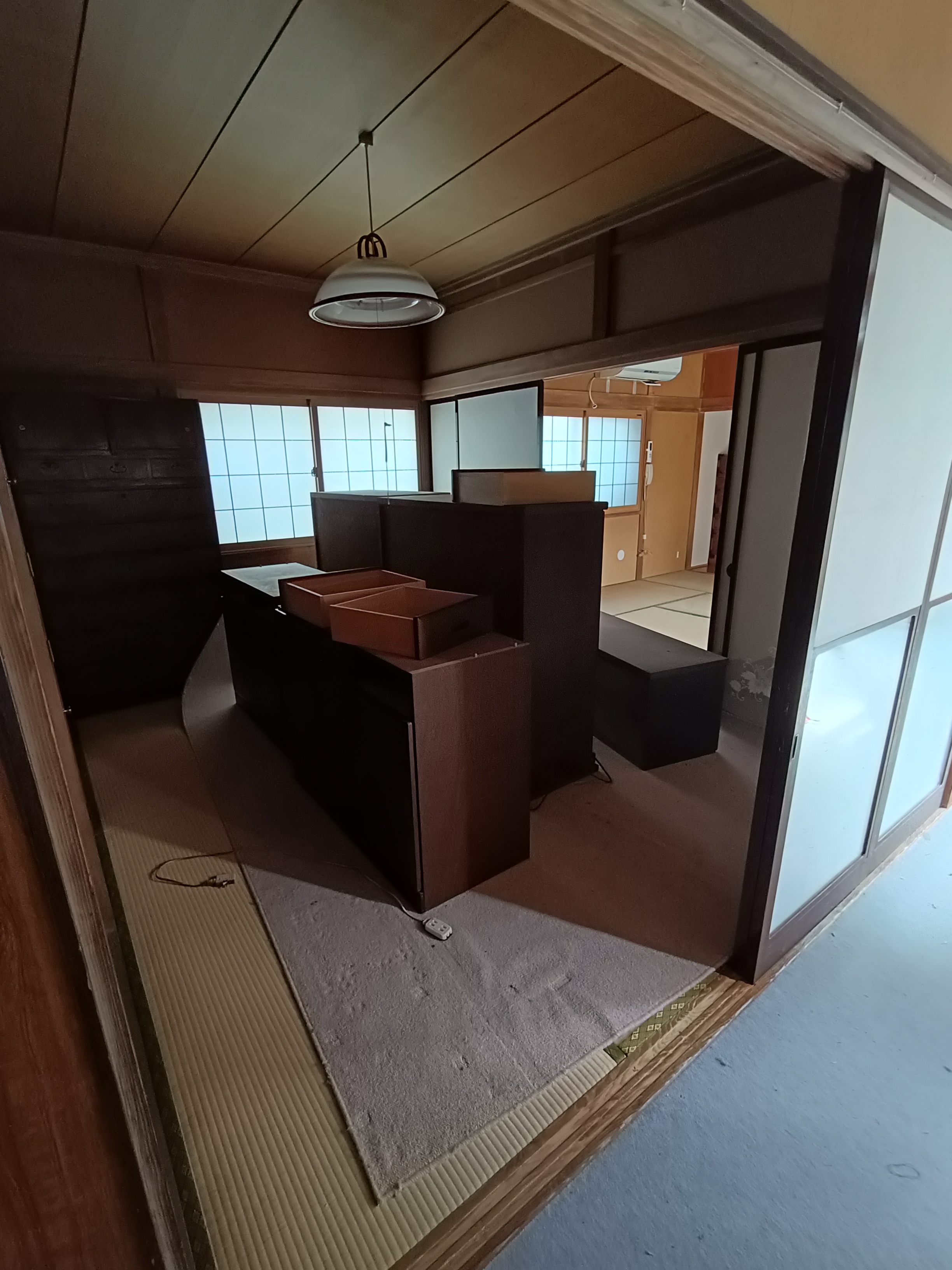 古い照明とタンス