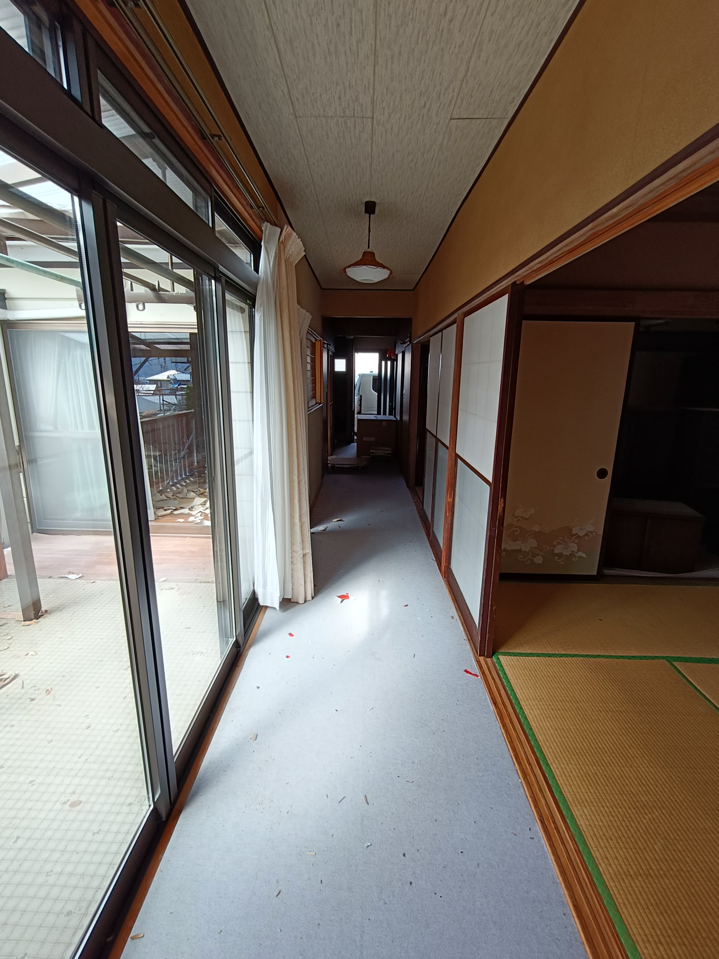 薄暗い縁側